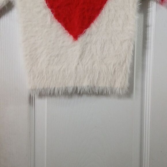 Art Class soft faux fur heart holiday short sleeve sweater Sz M (8) NWOT - Picture 2 of 6
